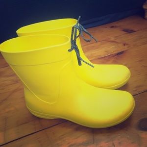 CROCS- sz 9 Lemon Freesail waterproof rain boots